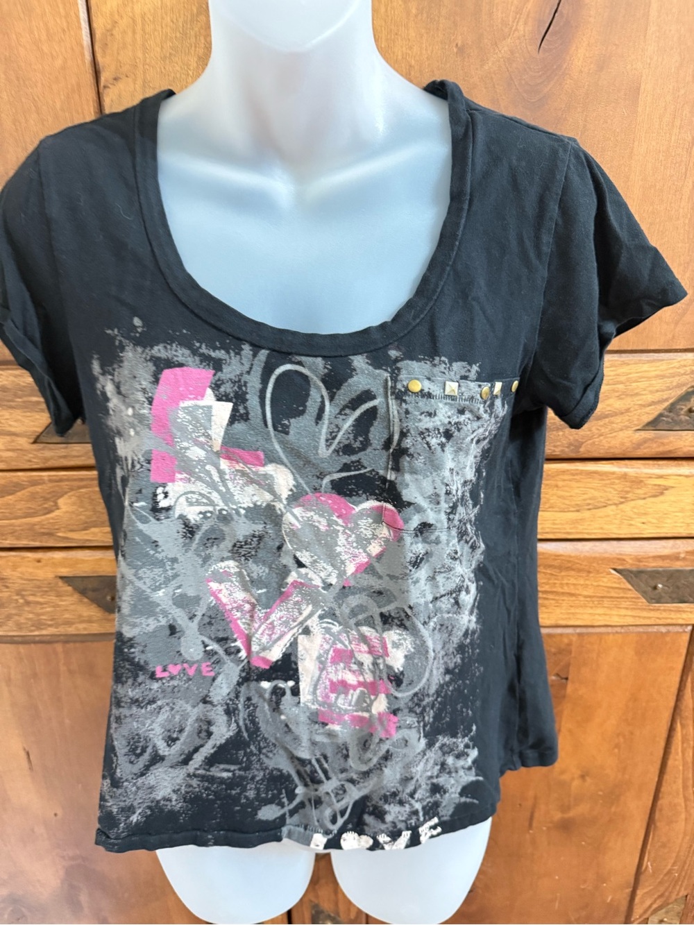 Lei Black Graphic 'Love' Heart Tee w/ Pink Accents Junior XL Women’s Small Guc
